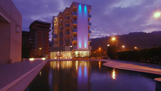Hotel flaminio inn pesaro eikon piscina illuminazione