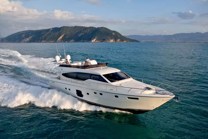 Yacht ferretti idea laterale