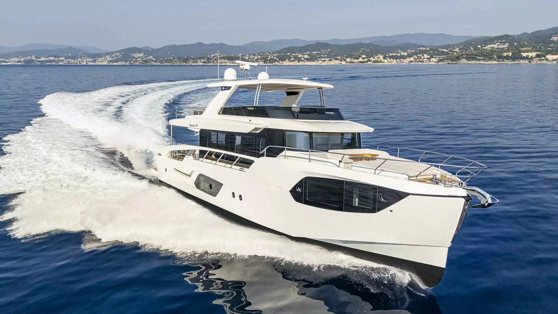 Copertina Absolute Navetta 70: il primo yacht allestito con l’innovativa serie Linea