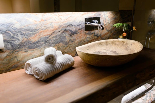Bagno in stile rustico moderno