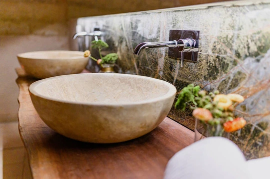Bagno rustico con materiali naturali