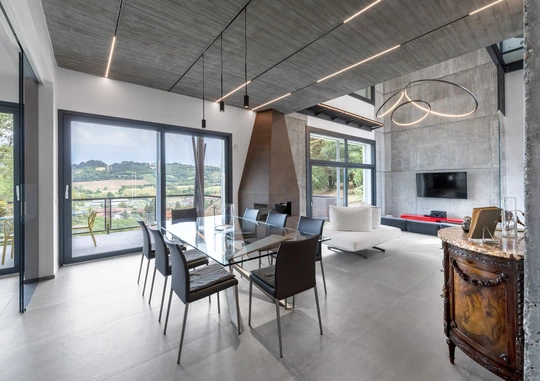 Cucina in stile industriale con vista sulle colline