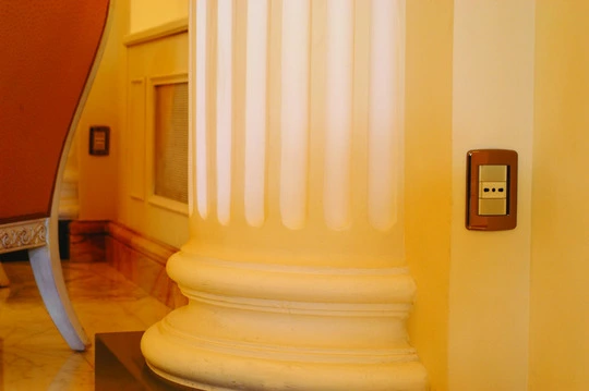 Hotel exedra roma idea colonna con placca