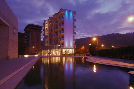 Hotel flaminio inn pesaro eikon piscina illuminazione