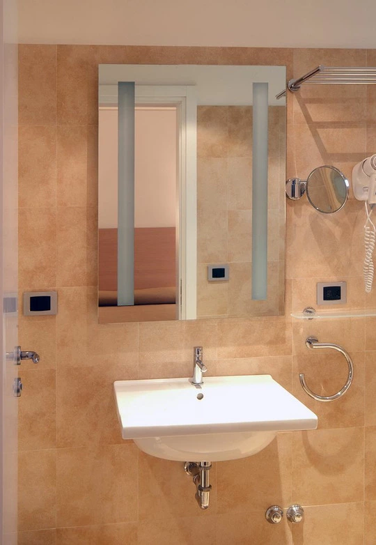 Hotel flaminio inn pesaro eikon specchio bagno
