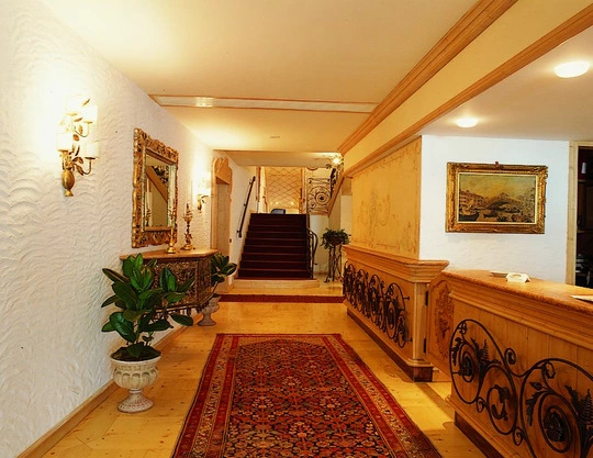 Hotel grifone passo campolongo idea corridoio scalinata