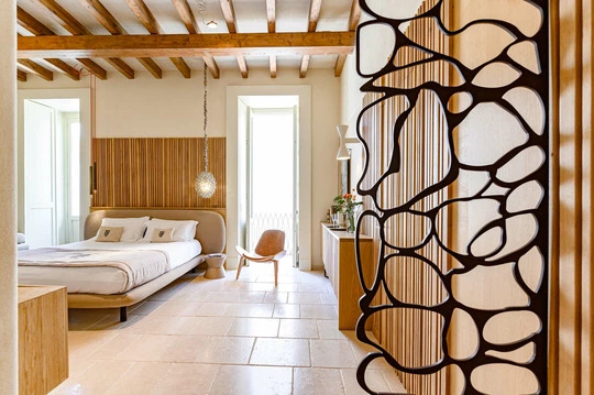Materiali naturali per arredamento camera hotel