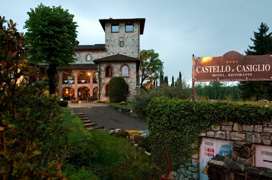 Relais castello del casiglio erba como eikon insegna