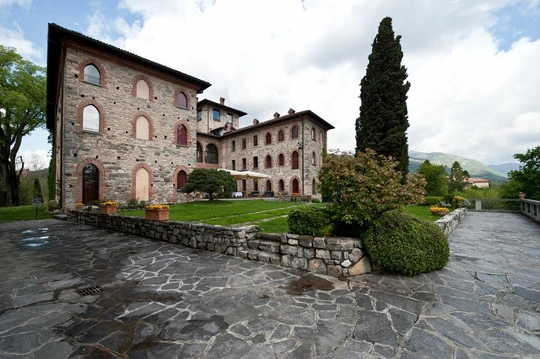 Relais castello del casiglio erba como eikon panoramica giardino