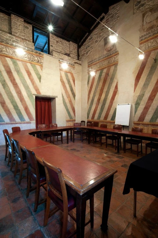 Relais castello del casiglio erba como eikon tavoli sala pranzo