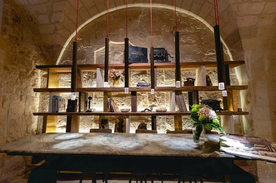 Soggiorno rustico moderno con libreria