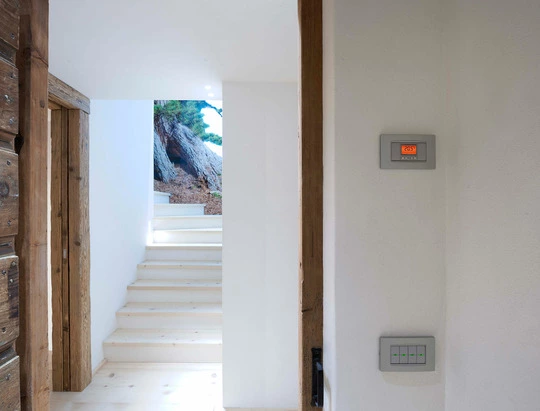Villa Cortina serie Eikon e touch screen domotica Vimar particolare termostato