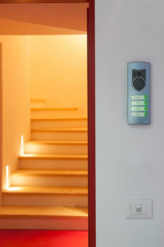 Villa Cortina serie Eikon e touch screen domotica Vimar particolare targa esterna Elvox