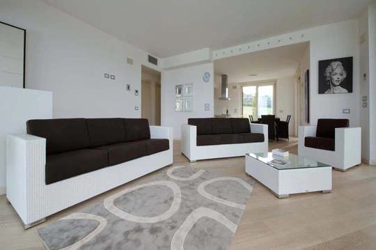 Villa manerba del garda eikon divani soggiorno
