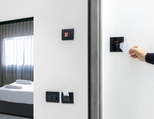 Vimar progetto alberghiero The city hotel Ancona ingresso stanza Eikon Tactil
