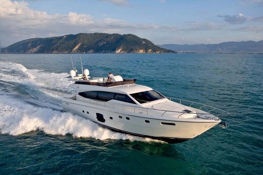 Yacht ferretti idea laterale