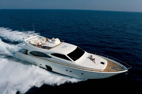 Yacht ferretti idea laterale