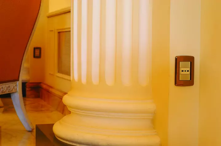Hotel exedra roma idea colonna con placca