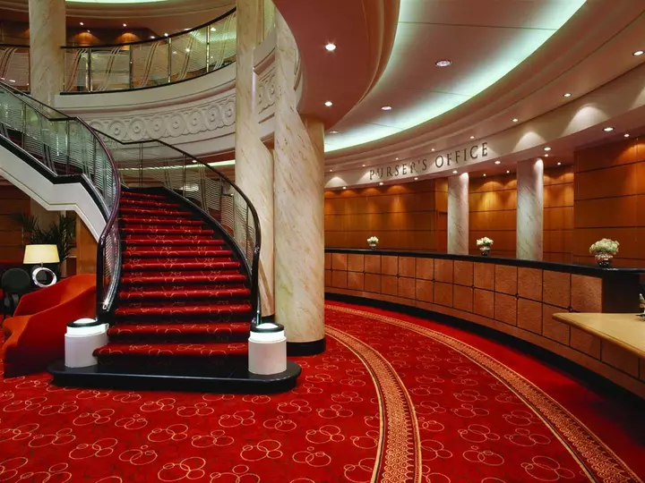 Nave crociera queen mary idea scalinata