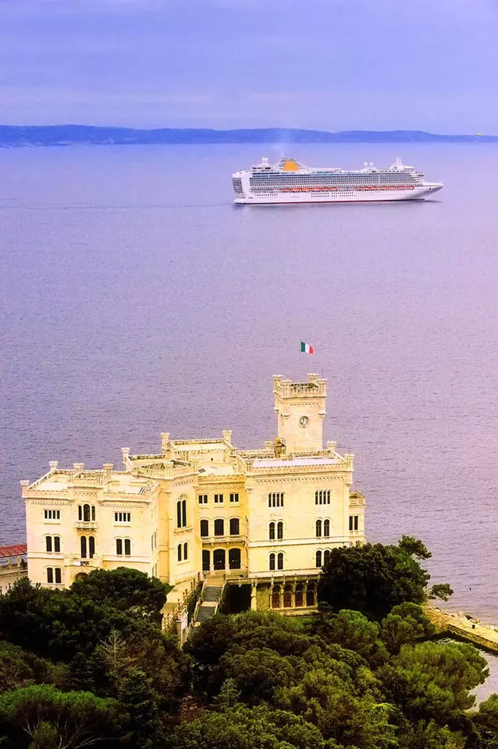 Nave fincantieri p and o azura ambiente