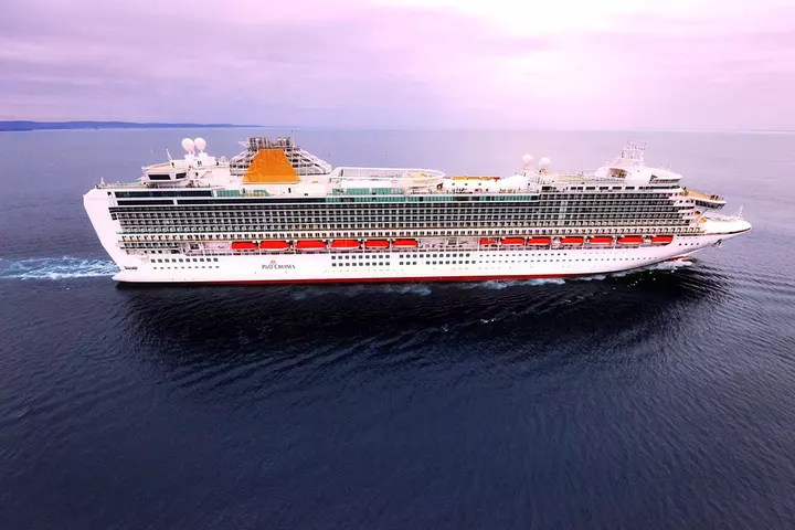 Nave fincantieri p and o azura laterale