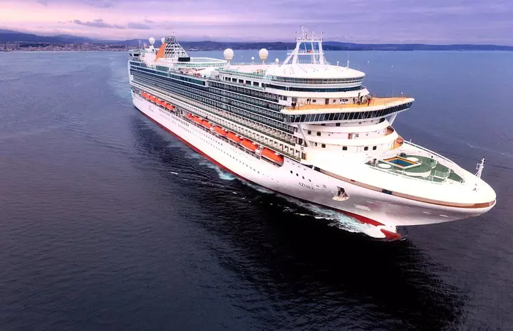 Nave fincantieri p and o azura panoramica