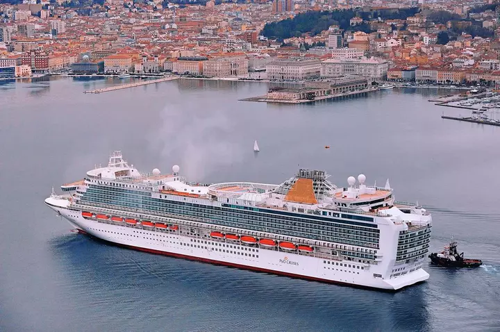 Nave fincantieri p and o azura panoramica
