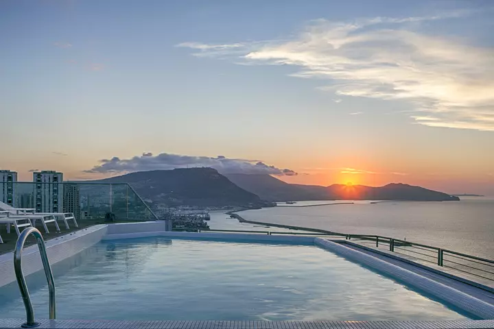 Roof pool