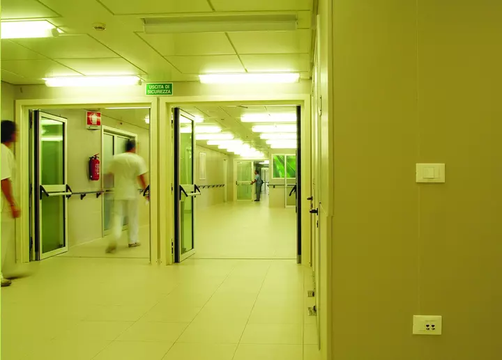 Sanita ospedale santa lucia roma arke particolare muro placche