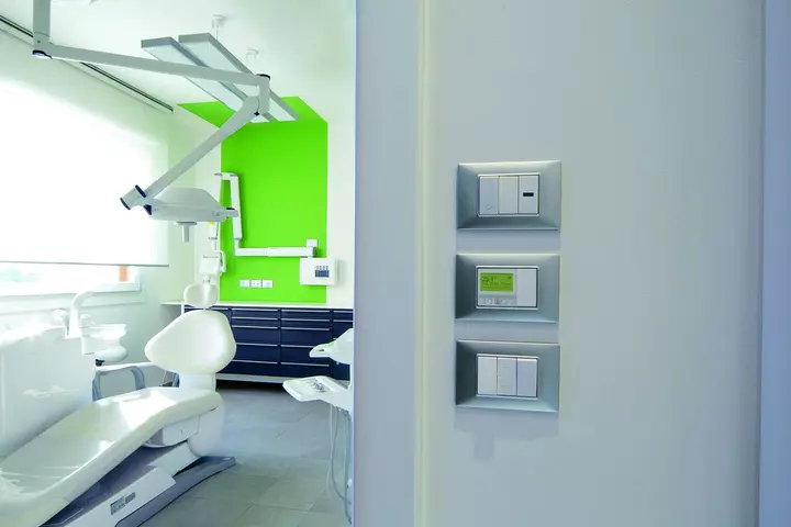 Sanita studio dentistico alte ceccato plana particolare placche muro