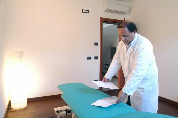 Sanita studio medico renazzo eikon lettino