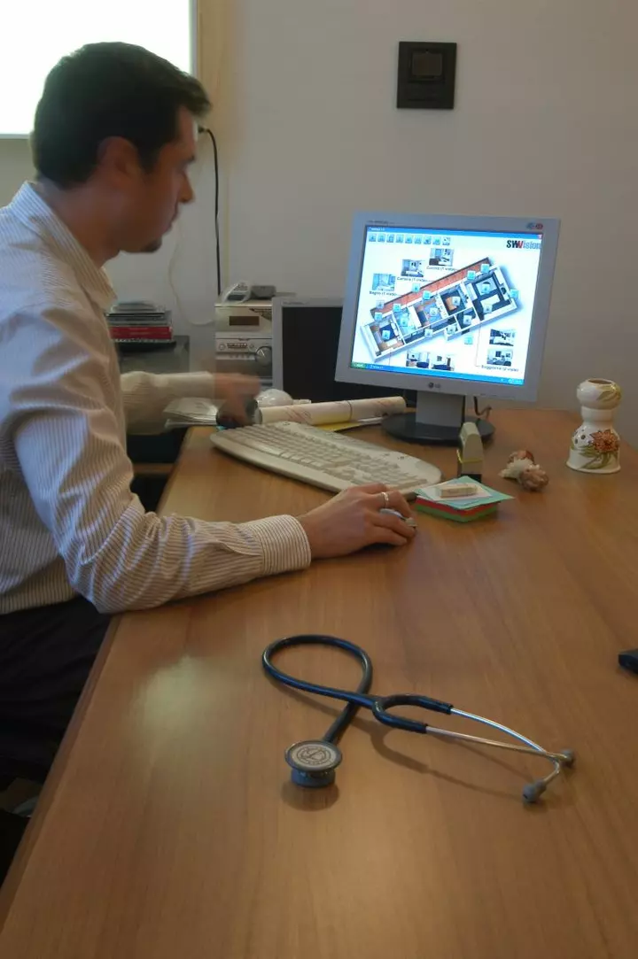 Sanita studio medico renazzo eikon scrivania