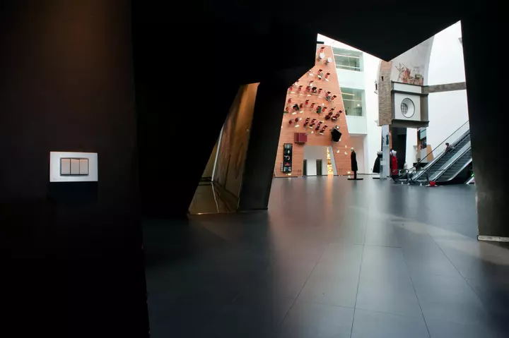 Terziario padiglione italiano vimar expo shangai placca su muro