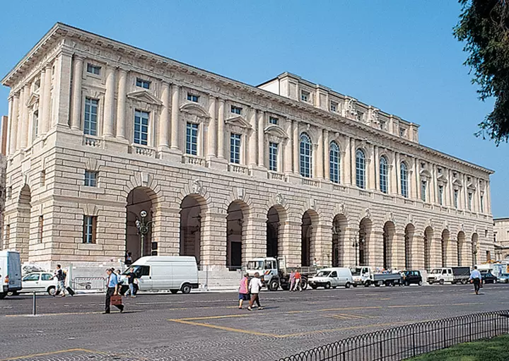 Terziario palazzo della gran guardia verona plana veduta esterna
