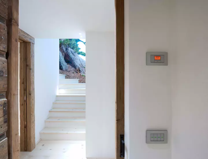 Villa Cortina serie Eikon e touch screen domotica Vimar particolare termostato