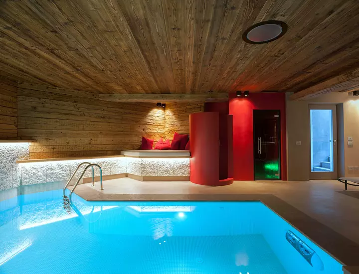 Villa Cortina serie Eikon e touch screen domotica Vimar particolare piscina