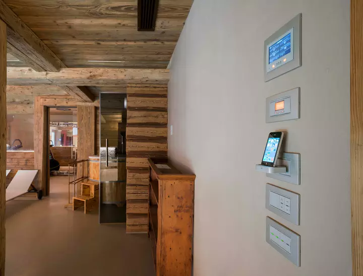 Villa Cortina serie Eikon e touch screen domotica Vimar particolare comandi e docking station