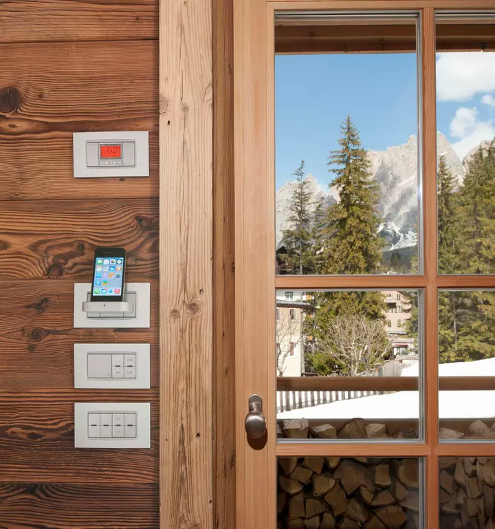 Villa Cortina serie Eikon e touch screen domotica Vimar particolare comandi e docking station