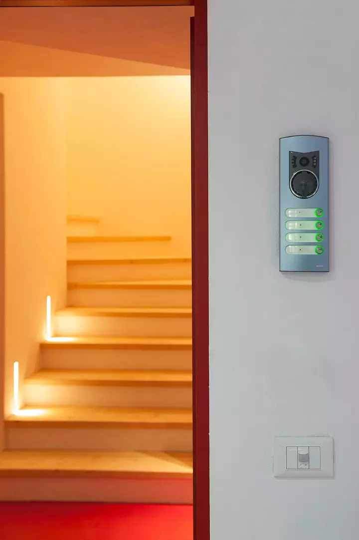 Villa Cortina serie Eikon e touch screen domotica Vimar particolare targa esterna Elvox