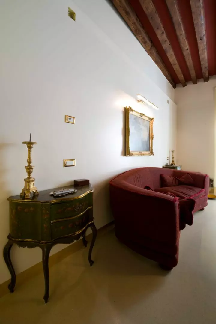 Edifici storici residenza storica venezia plana particolare divano tavolino
