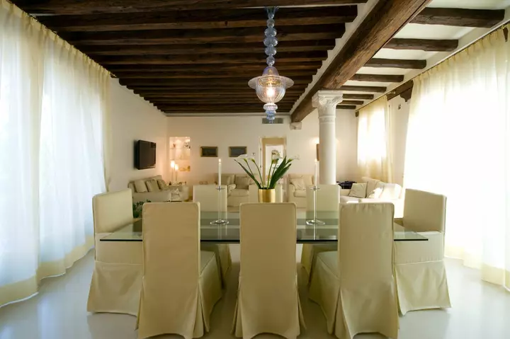 Edifici storici residenza storica venezia plana tavolo pranzo e lampadario