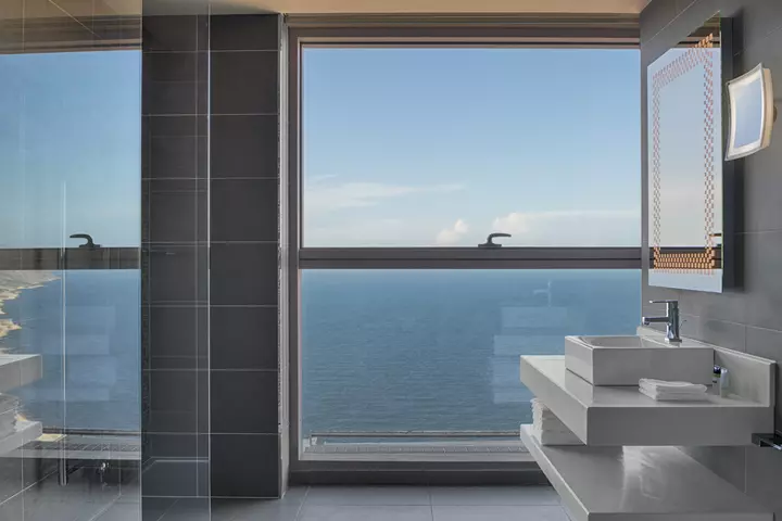 Suite bathroom seaview