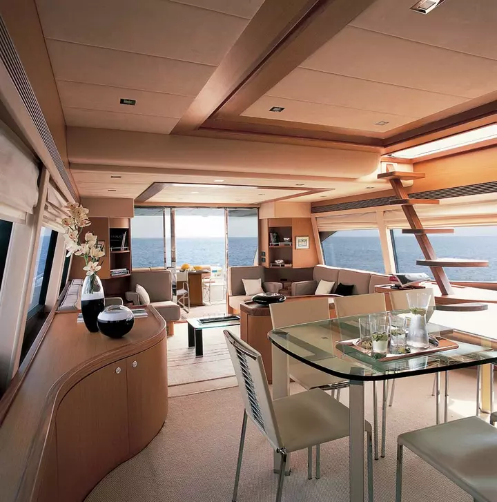 Yacht ferretti idea zona relax