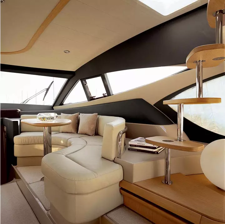 Yacht ferretti plana divano