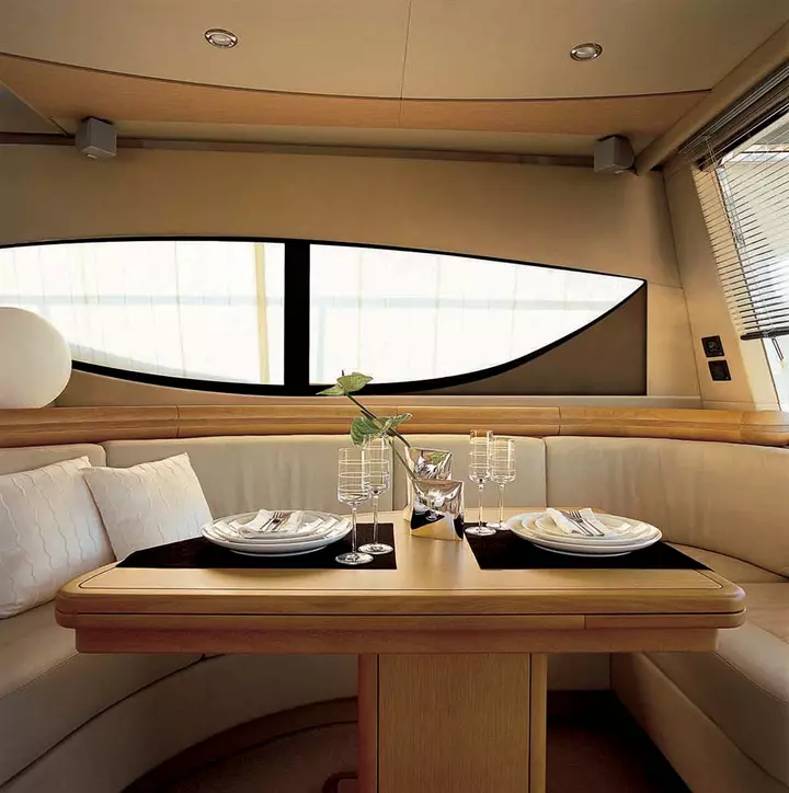 Yacht ferretti plana sala pranzo
