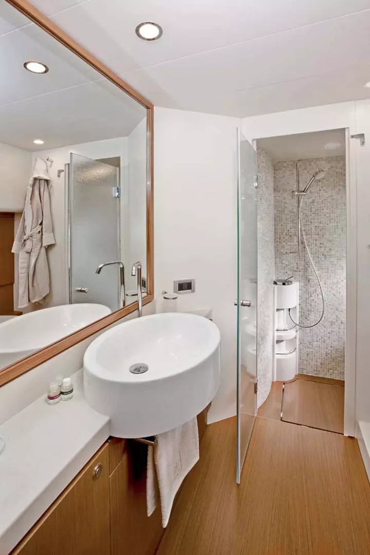 Yacht ferretti idea bagno
