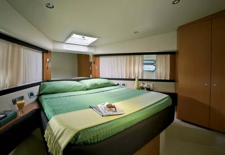 Yacht ferretti idea camera da letto