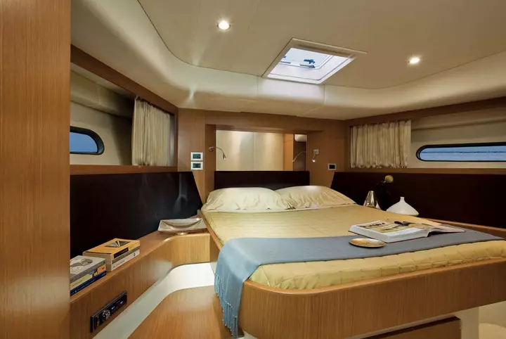 Yacht ferretti idea camera da letto
