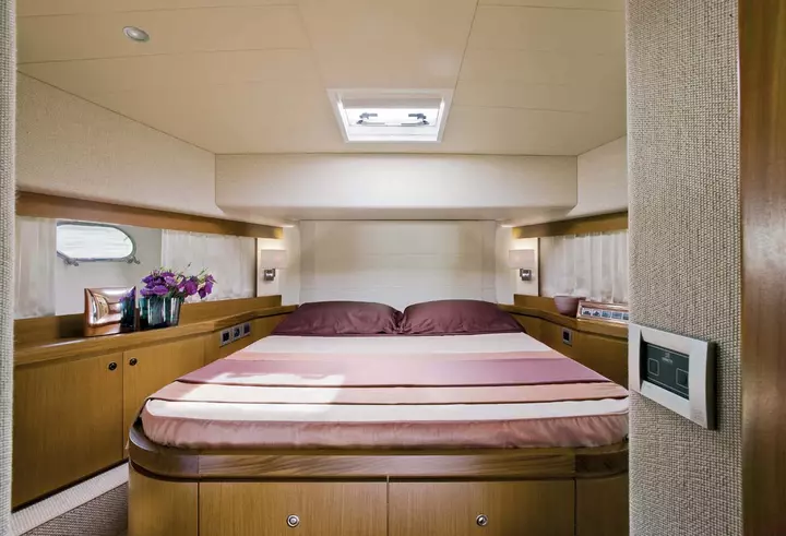 Yacht ferretti idea camera da letto