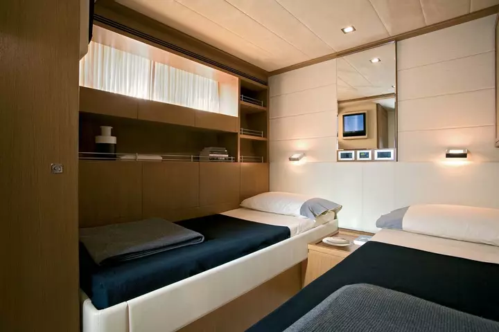 Yacht ferretti idea camera letti singoli